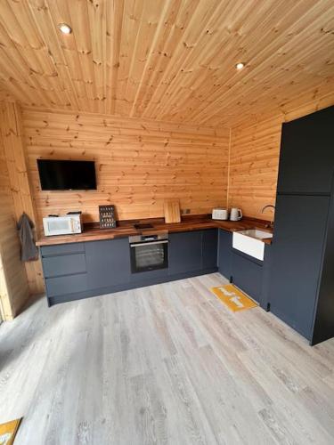The Pod at Loch Ness Heights at Athbhinn, IV26TU in Дорес