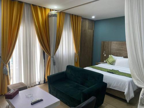 1 king bed, 1 sofa bed