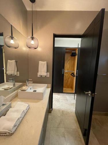 Stunning 2BR Oceanview Contemporary Condo in Cabo in Cabo San Lucas, Mexico