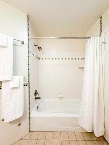 Relaxing 4BR Getaway with Pool and Garden - BBUC in Los Angeles, USA