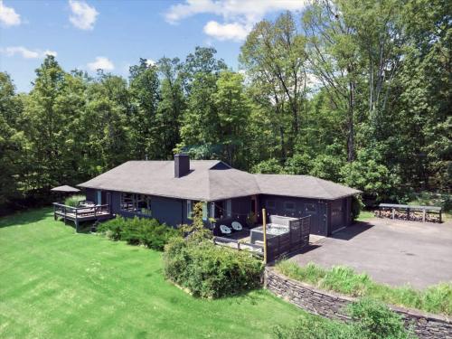 Mountain Retreat with Hot Tub by Summer in Accord, USA
