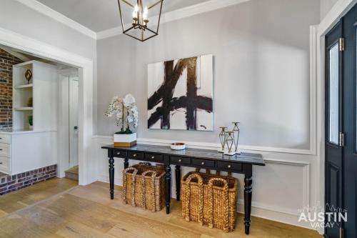 Spacious 3BR Oasis w Pool and Patio Pet Friendly in Austin, USA