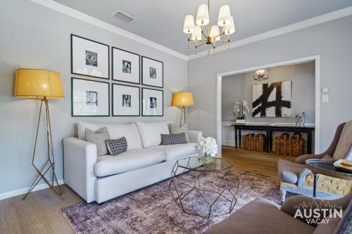 Spacious 3BR Oasis w Pool and Patio Pet Friendly in Austin, USA