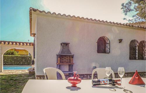 Three-Bedroom Holiday Home in Miami Platja - image 8