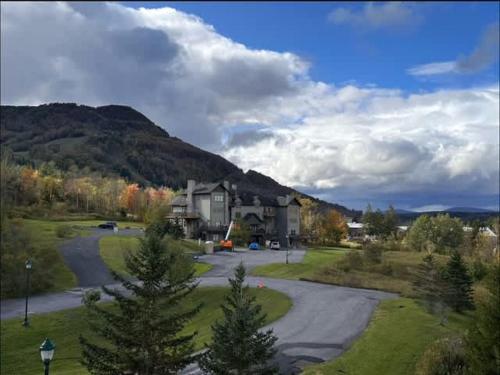 Experience Serenity & Hunter Mountain Views in Hunter, USA