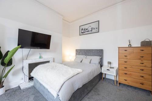 Central 4-Bed Retreat - Free Parking & WiFi