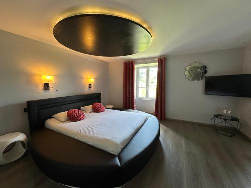 1 queen bed, 1 sofa bed