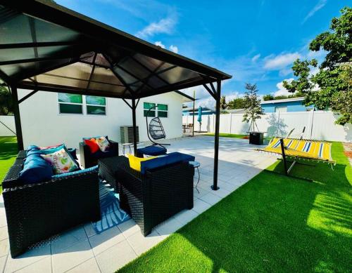 Beach Spot Firepit, Gazebo, Bikes, Pet Friendly in Pompano Beach, USA