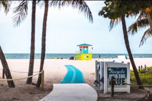 Beach Spot Firepit, Gazebo, Bikes, Pet Friendly in Pompano Beach, USA