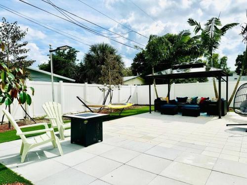 Beach Spot Firepit, Gazebo, Bikes, Pet Friendly in Pompano Beach, USA