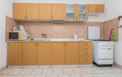 virtuve, Three-Bedroom Holiday Home In Sikovo in Sikovo