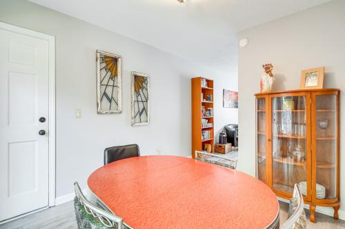 Walk to Main St Hendersonville Chic Home with Yard in 亨德森維爾(NC)