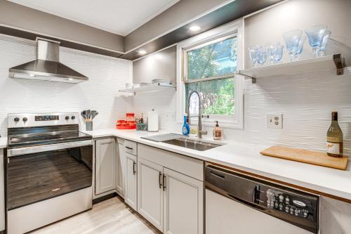 Walk to Main St Hendersonville Chic Home with Yard in 亨德森維爾(NC)