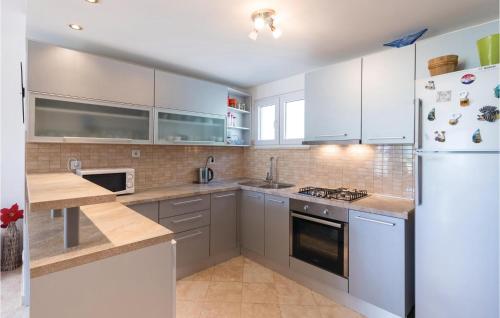 virtuve, Two-Bedroom Holiday Home In Stasevica in Staševica