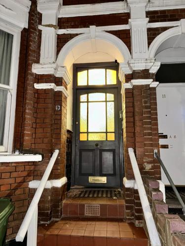 Modern En-Suite Rooms by Finsbury Park Station 8 mins to King's Cross by Tube 3