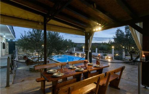 Peldbaseins, Lovely Home In Unesic With Sauna in Unešić
