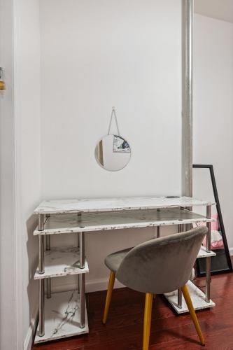 Monthly Lower East Side two Bedroom, New York (photo 3)