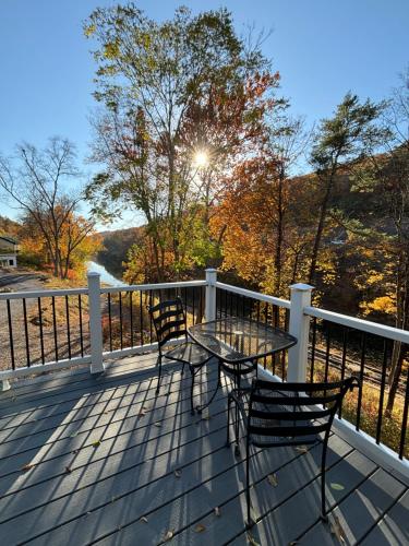 Saugerties Modern Charm with Creekside access and views in Saugerties, USA