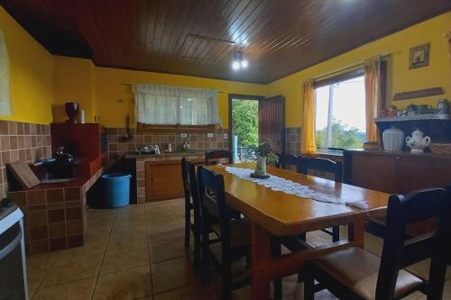 廚房, Chalé familiar Vista Linda Campos do Jordão WI-FI (Chale familiar Vista Linda Campos do Jordao WI-FI) in 蘭舒阿萊格里公園