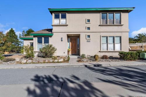 Beautiful Sunsets at 3BR Villa in Reno