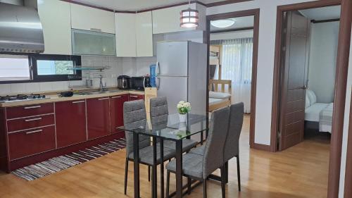 Kitchen, Prestige Vacation Apartments - Hanbi Mansions in Mines View Park