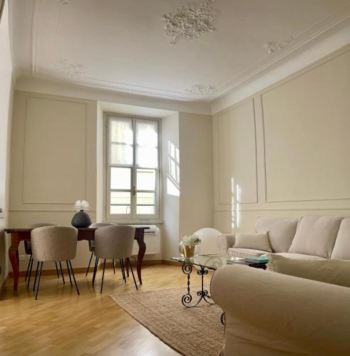 CHARMING COMO - Apartment downtown in the pedestrian area with 2 double bedrooms and 2 complete bathrooms a spacious living room and full equipped kitchen, Комо (фото 2)