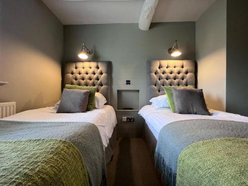 2 twin beds