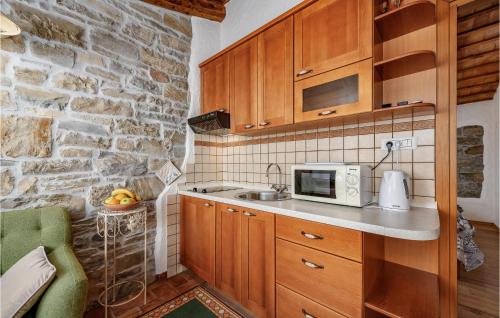 virtuve, Cozy Apartment In Cerovlje With Wifi in Cerovlje