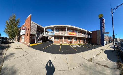 Exterior view, Apache Motel in Uptown