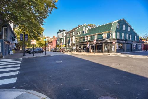 Walk to Bowens Wharf Condo in Dtwn Newport in Newport, USA
