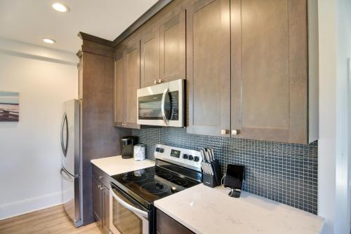 Walk to Bowens Wharf Condo in Dtwn Newport in Newport, USA