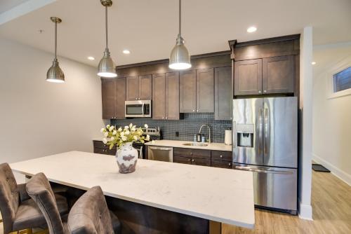 Steps to Dtwn Spacious Condo in Newport! in Newport, USA