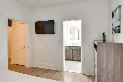 Steps to Dtwn Spacious Condo in Newport! in Newport, USA
