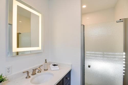 Steps to Dtwn Spacious Condo in Newport! in Newport, USA