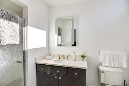 Steps to Dtwn Spacious Condo in Newport! in Newport, USA