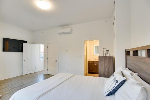 Steps to Dtwn Spacious Condo in Newport! in Newport, USA