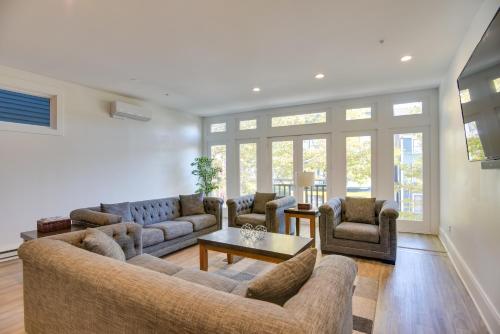 Steps to Dtwn Spacious Condo in Newport! in Newport, USA