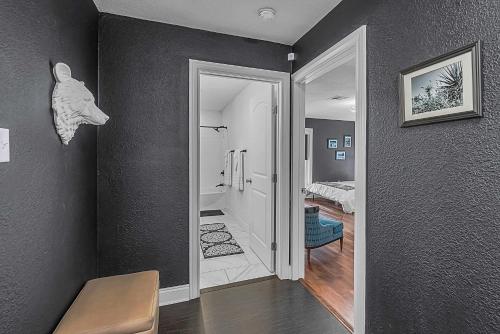 New-The Mod Poppy Large home 10 minutes from it all - image 12