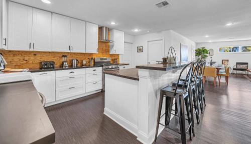 New-The Mod Poppy Large home 10 minutes from it all - image 9