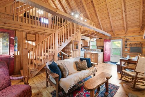 . Gorgeous Log Cabin - Wineries, Dan River, Hiking