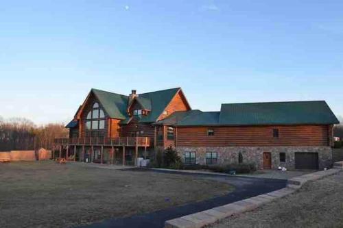 Gorgeous lodge, 100 acres 15 min to Indiana PA in Indiana, USA