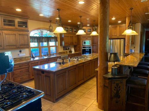 Gorgeous lodge, 100 acres 15 min to Indiana PA in Indiana, USA