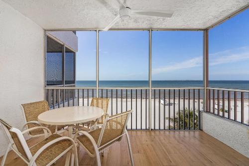 Estero Island 2BR: Ocean Views, Pool & BBQ Area in Fort Myers Beach, USA