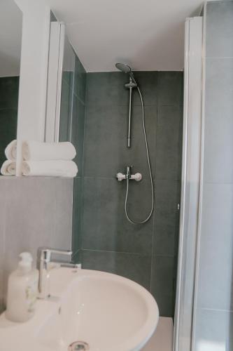 12 Monkeys Apartments Room Type - Standard Triple Studio