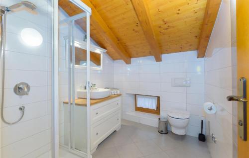 Vannas istaba, Beautiful Home In Bokordici With Sauna in Bokordici