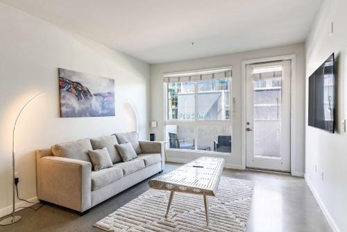 2BR Luxurious Condo Hollywood av in Los Angeles, USA