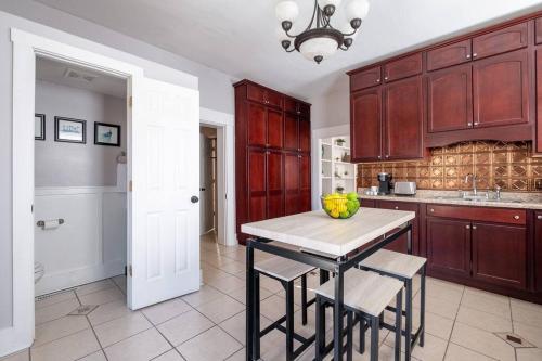 Walkable Downtown Columbus Historic Home, FREE Bikes to use in โคลัมบัส (IN)