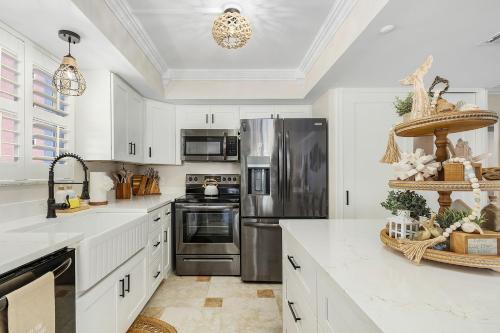 Gulf & Bay Views! 6th Floor Condo w/ Pool & BBQ in Fort Myers Beach, USA