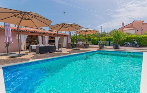 Lovely Home In Brodarica With Jacuzzi