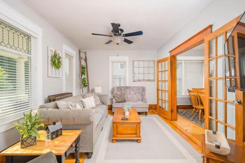 -Spacious Downtown Character Home 4 bedroom 3 bath in Appleton, USA